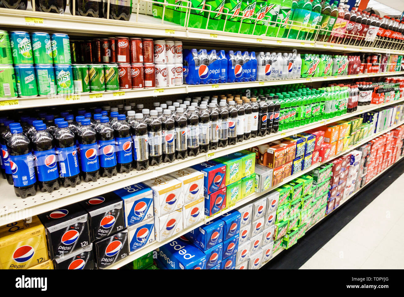Florida Sanibel Island Jerry's Foods supermarché d'épicerie, à l'intérieur des étagères afficher solde sodas boissons gazeuses Pepsi, Banque D'Images