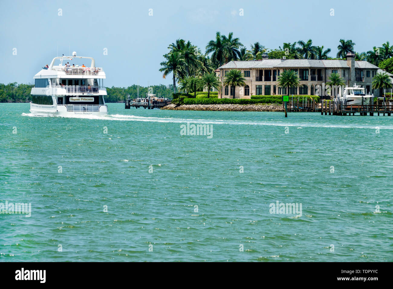 Naples Floride, l'eau de la baie de Naples Haldeman Creek eau, Port Royal, Golfe du Mexique, manoir en bord de mer, bateau touristique, les visiteurs voyage visite Banque D'Images