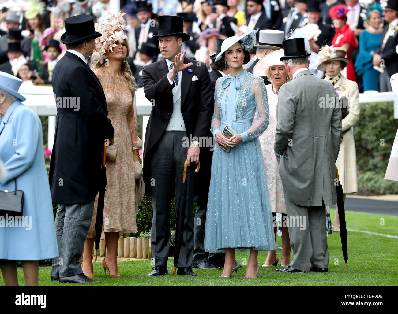 Le roi Willem-Alexander des Pays-Bas (à gauche), la Reine Maxima des Pays-Bas, le duc de Cambridge, la duchesse de Cambridge, la duchesse de Cornouailles et le Prince de Galles au cours de la première journée de Royal Ascot à Ascot Racecourse. Banque D'Images