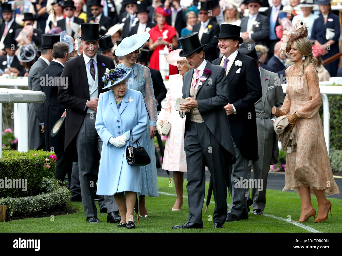 Le duc de Cambridge (à gauche), la reine Elizabeth II, la duchesse de Cambridge, la duchesse de Cornouailles, le Roi Willem-Alexander des Pays-Bas et de la Reine Maxima des Pays-Bas au cours de la première journée de Royal Ascot à Ascot Racecourse. Banque D'Images