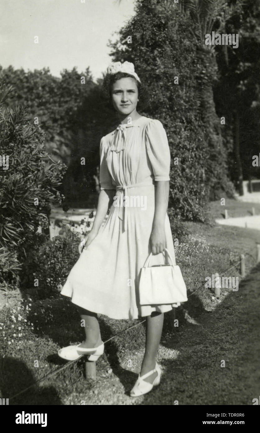 Jeune femme avec robe légère dans un parc, l'Italie 1940 Photo Stock - Alamy