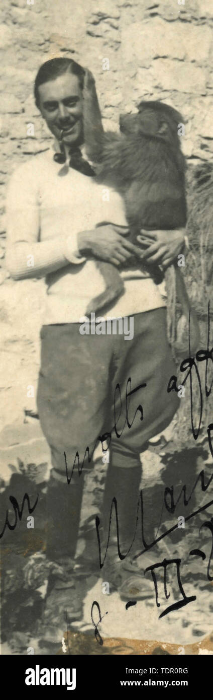 Homme tenant un singe, l'Afrique de l'Est 1925 Banque D'Images