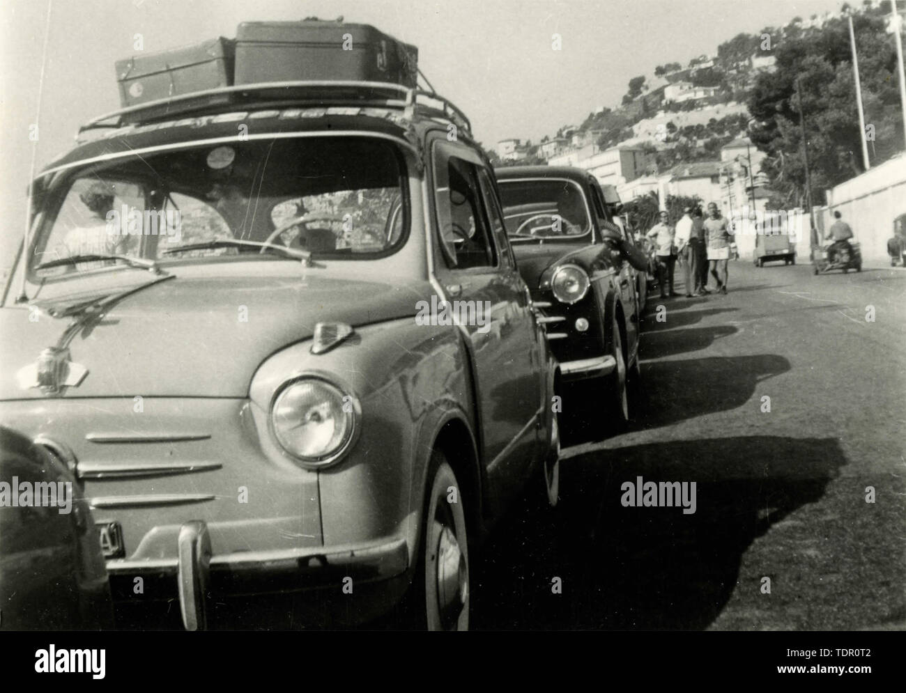 Les vacances d'attente avec la Fiat 600, voiture Italie 1960 Banque D'Images