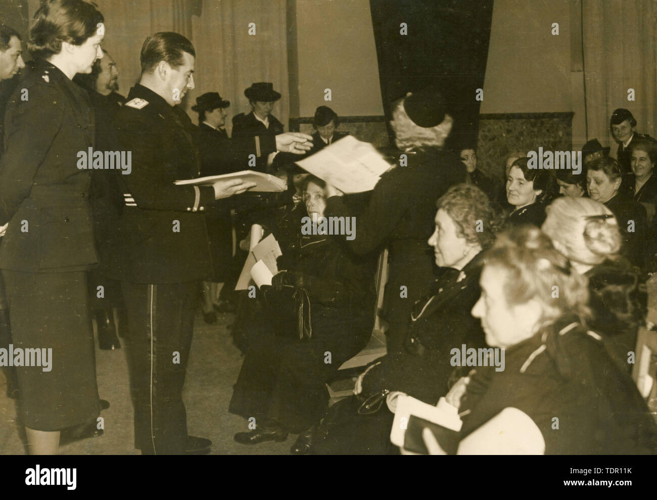 Le gouvernement fédéral fasciste des prix pour distribuer les travailleuses vétéran, Rome, Italie 1940 Banque D'Images