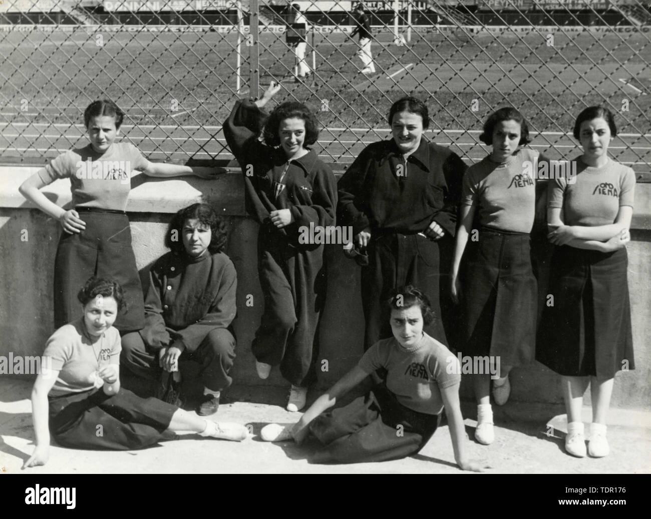 OND de Sienne de femmes athlètes photo de groupe au Stadio Berta, Florence, Italie 1936 Banque D'Images