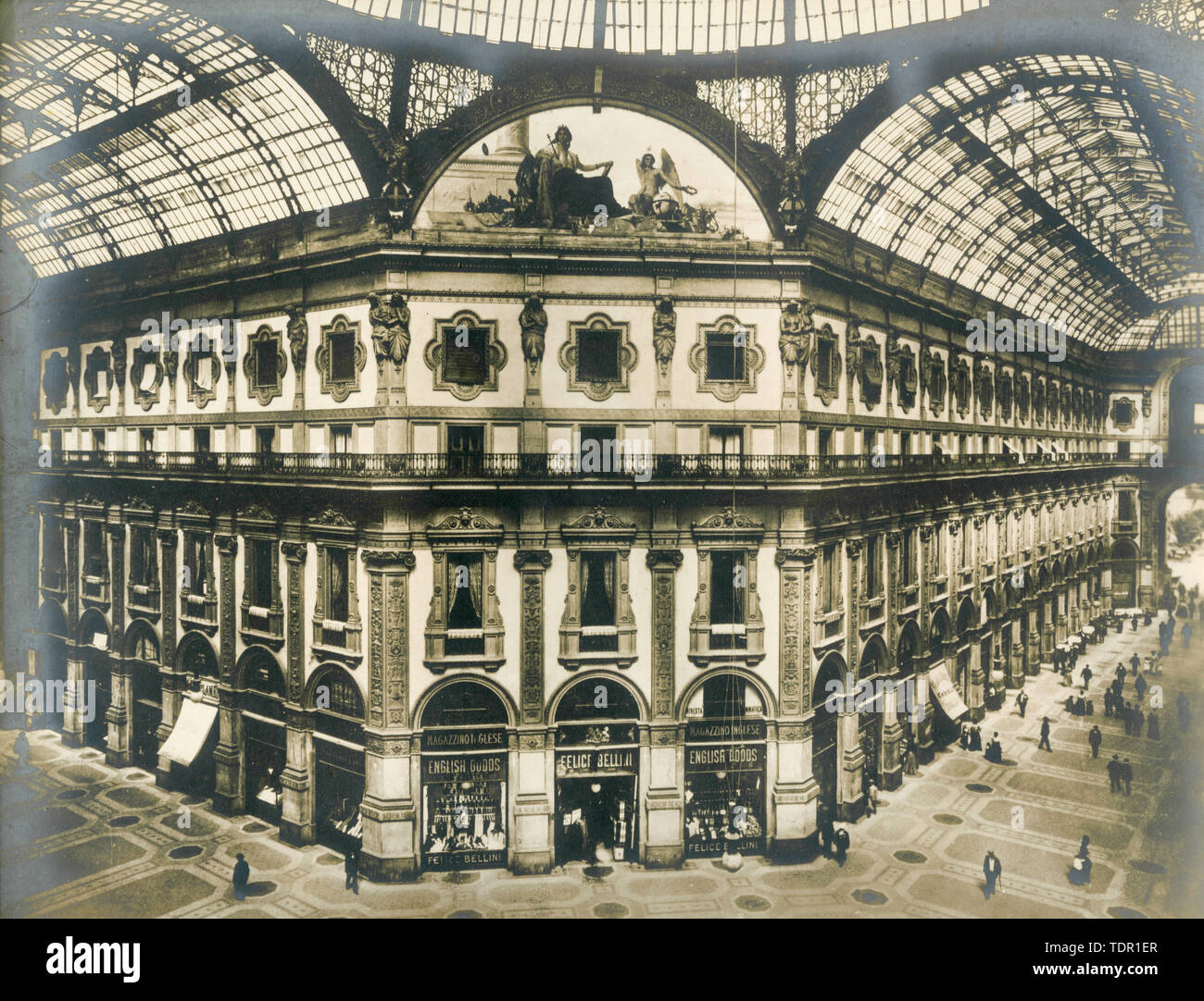 À l'intérieur de la galerie Vittorio Emanuele, Milan, Italie 1900 Banque D'Images