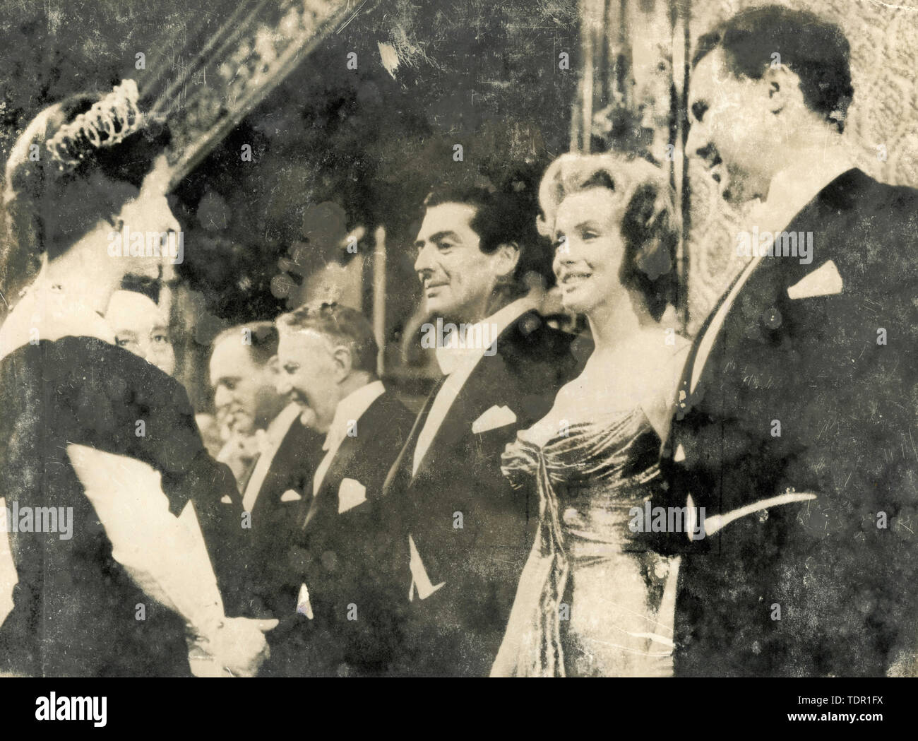 Royaume-uni La reine Elizabeth répond à Victor mature, Marylin Monroe, et Annthony Quaile, Londres, 1957 Banque D'Images