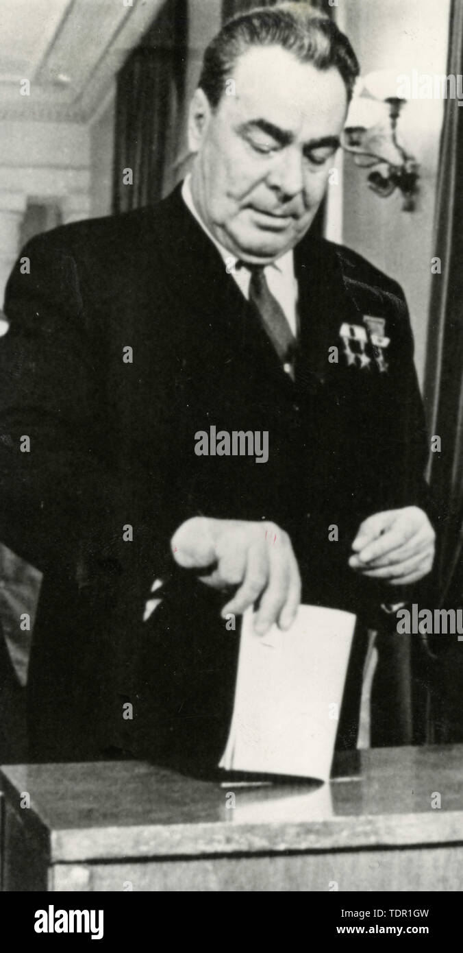 Leader de l'URSS Leonid Brejnev déposer son vote, Moscou, 1970 Banque D'Images