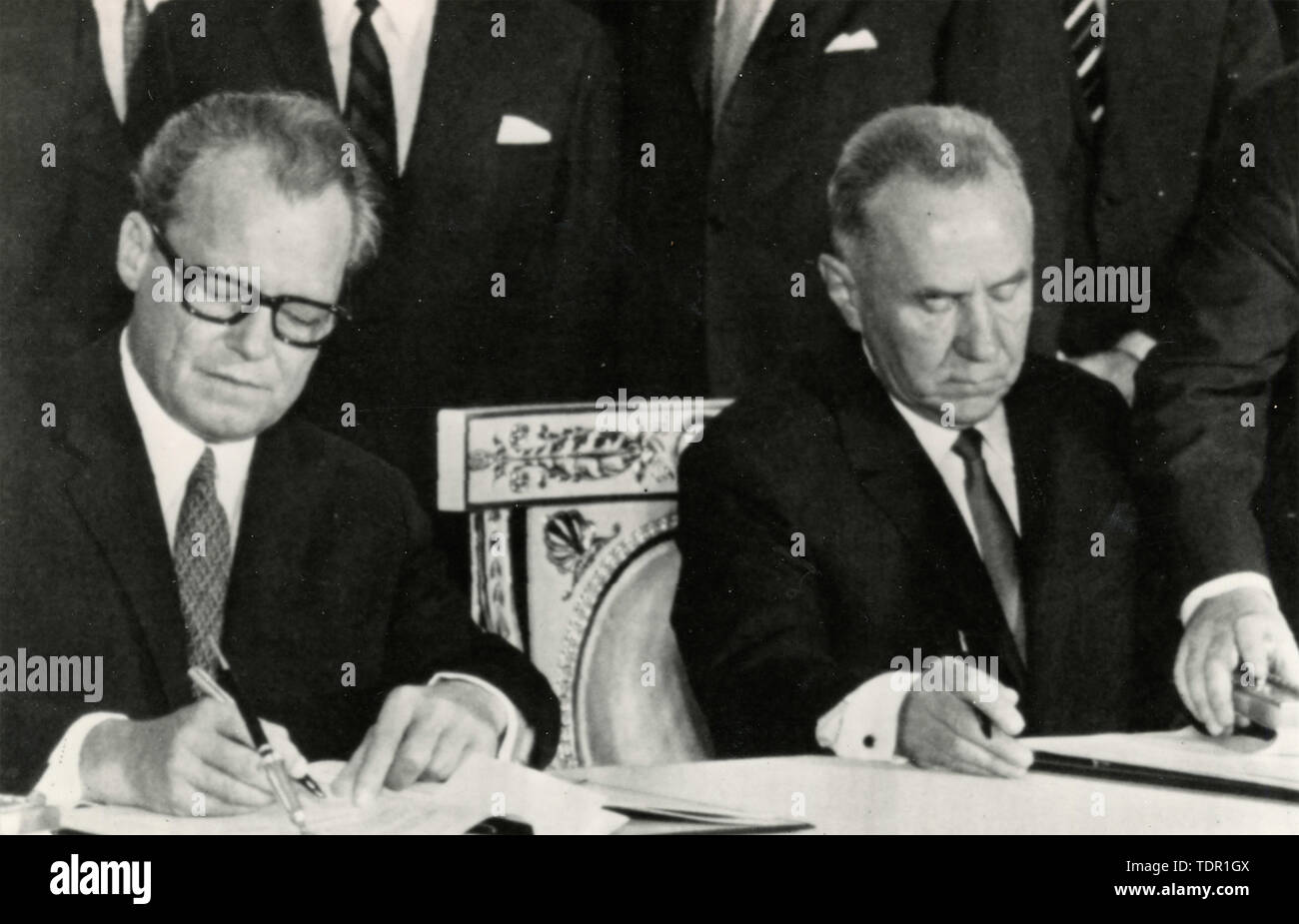 Willy Brandt et Kossighin signant le traité l'Allemagne-URSS, Moscou, Russie, 1970 Banque D'Images