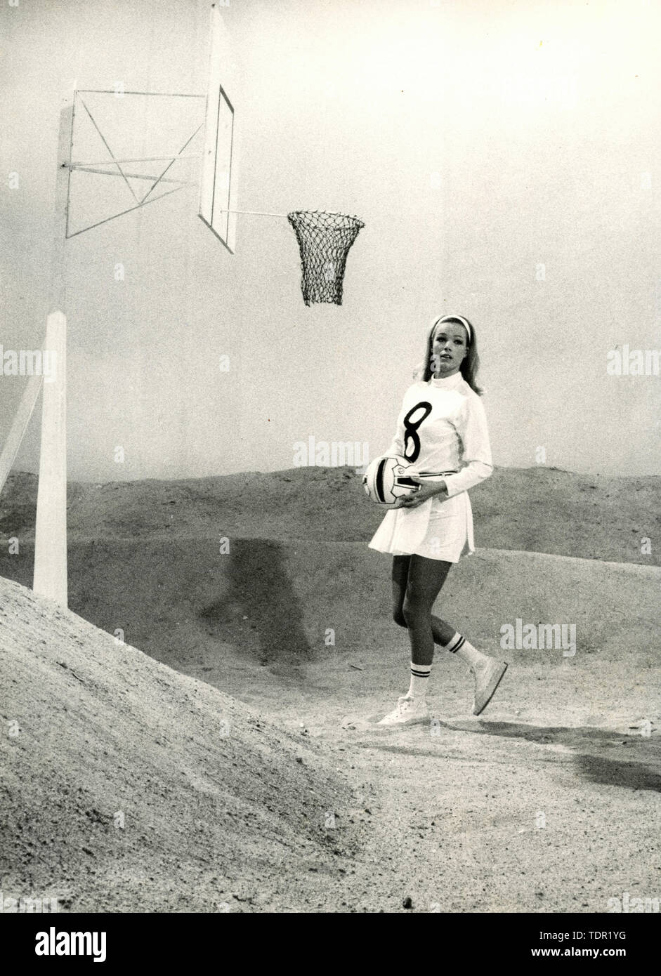 L'actrice allemande Solvi Stubing jouant au basket-ball, 1970 Banque D'Images