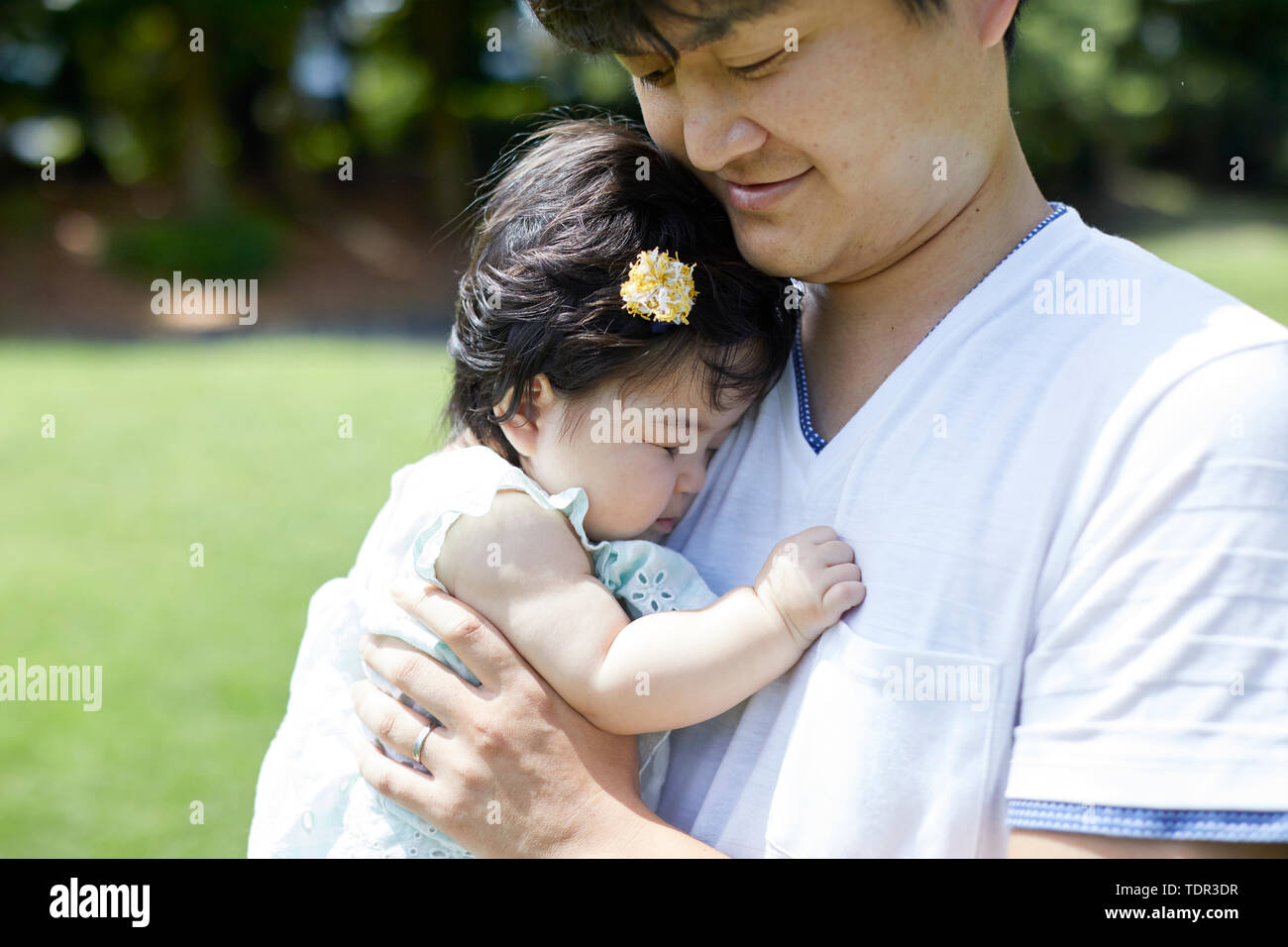 Famille japonaise dans un parc de la ville Banque D'Images