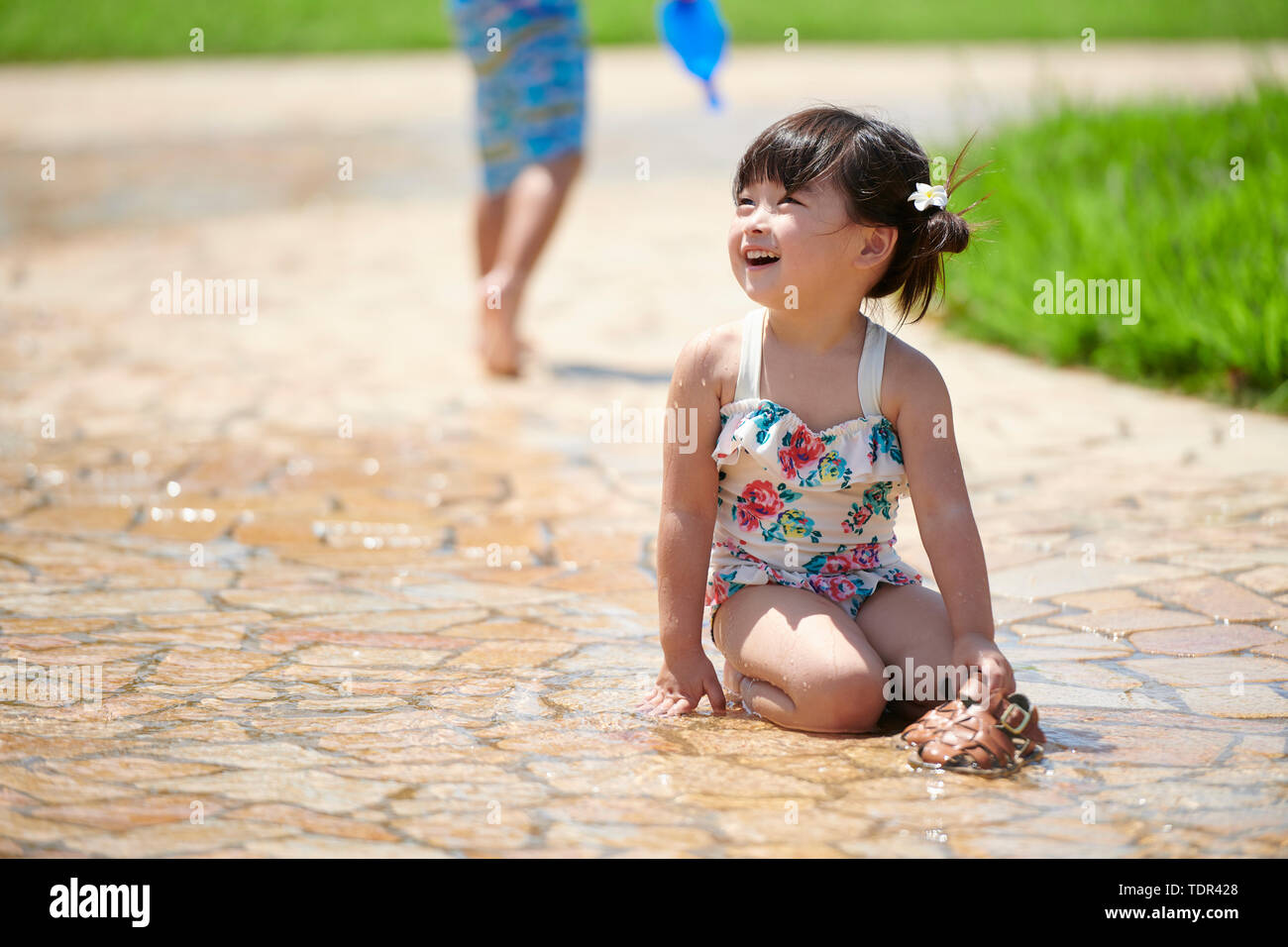 Kid japonais dans un parc de la ville Banque D'Images