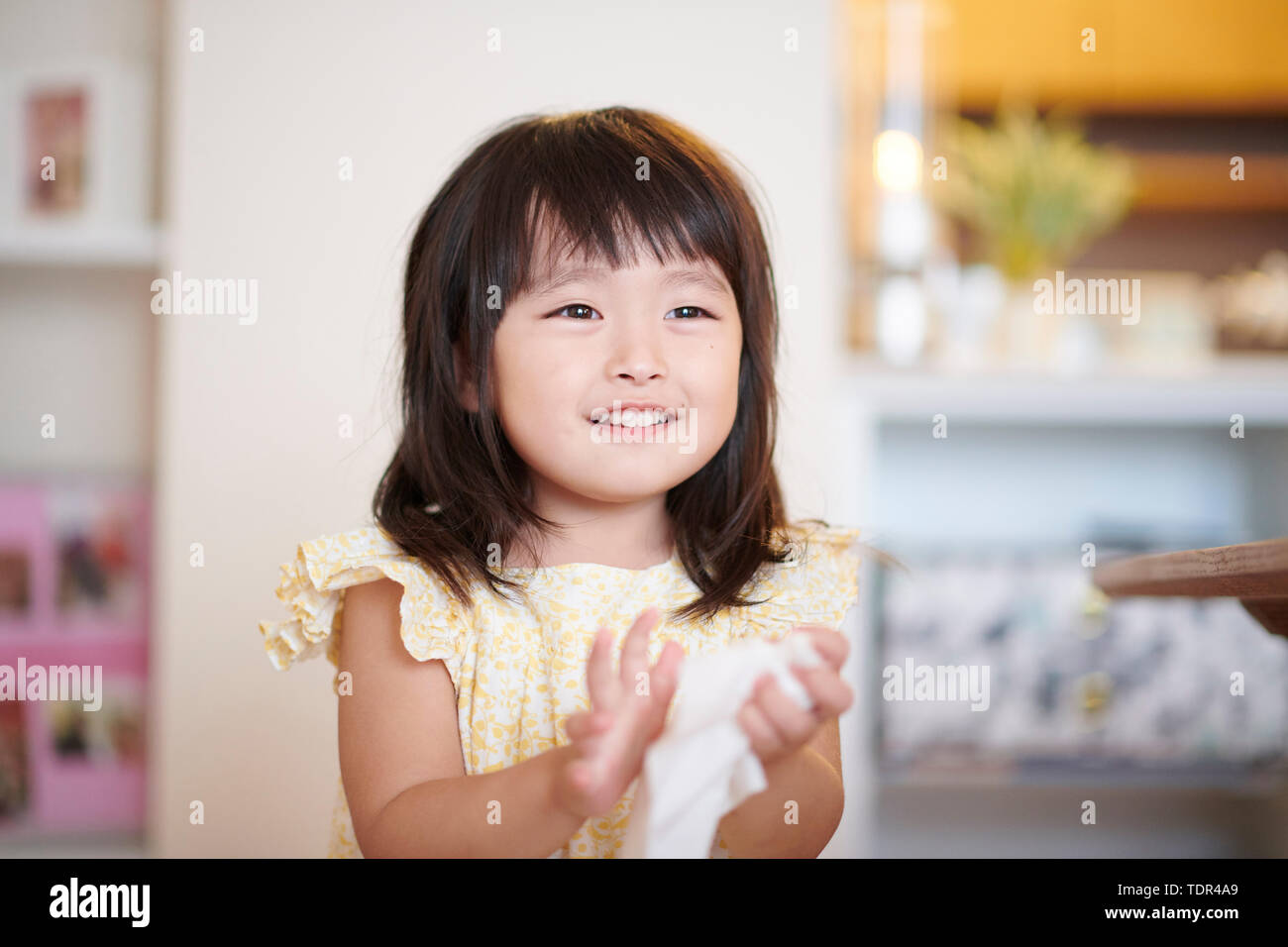 Kid japonais à la maison Banque D'Images