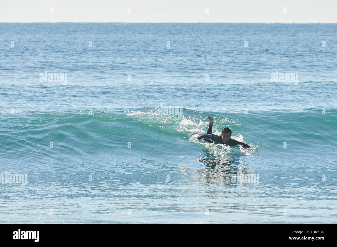 Surfeur japonais à la plage Banque D'Images