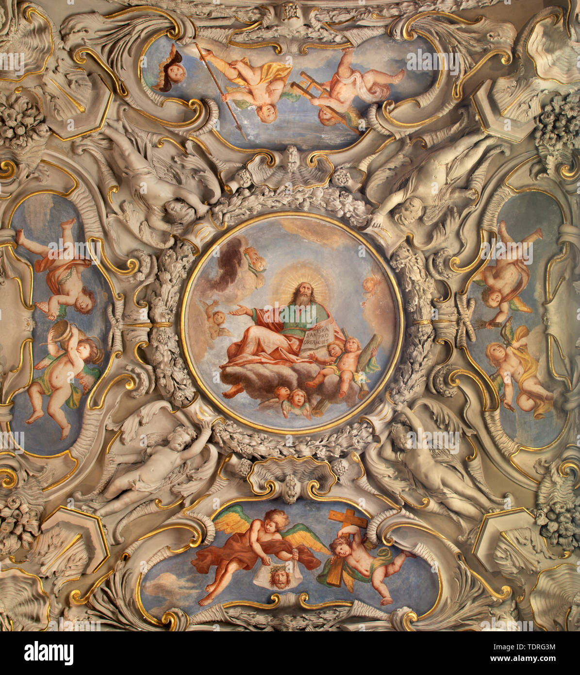 MENAGGIO, ITALIE - 8 mai 2015 : la fresque au plafond néo-baroque de Dieu le Créateur à l'église Chiesa di Santo Stefano de Luigi Tagliaferri (1841-1927). Banque D'Images