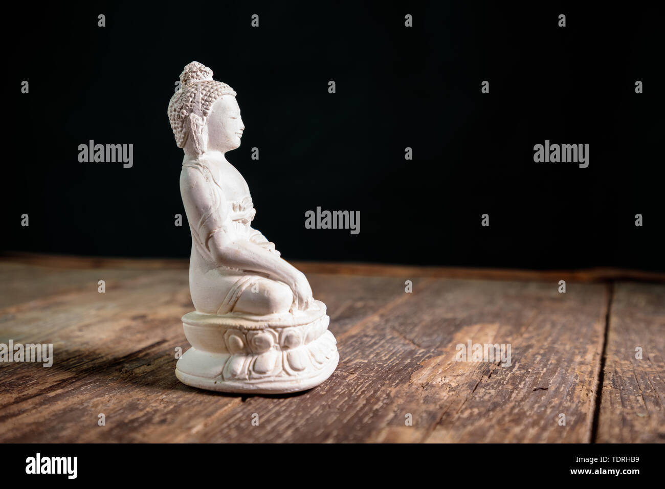 Figurine blanche du bouddha du fossile Banque D'Images