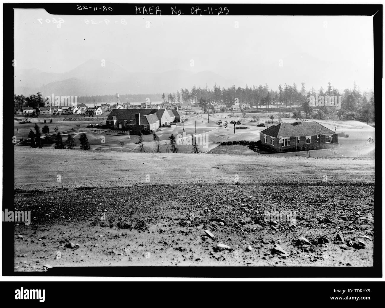 Photographe inconnu 9 août 1935 TRIMESTRE PERMANENT AVEC L'administration et de l'AUDITORIUM COMPLÈTE DES BÂTIMENTS. Plus tard, les structures en brique ont été peintes en blanc POUR FAIRE CORRESPONDRE LES MAISONS DE STYLE NÉO-COLONIAL EN ARRIÈRE-PLAN. - Projet Bonneville, Columbia River, 1 km au nord-est de la sortie 40, sur l'Interstate 84, Bonneville, comté de Multnomah, ou Banque D'Images