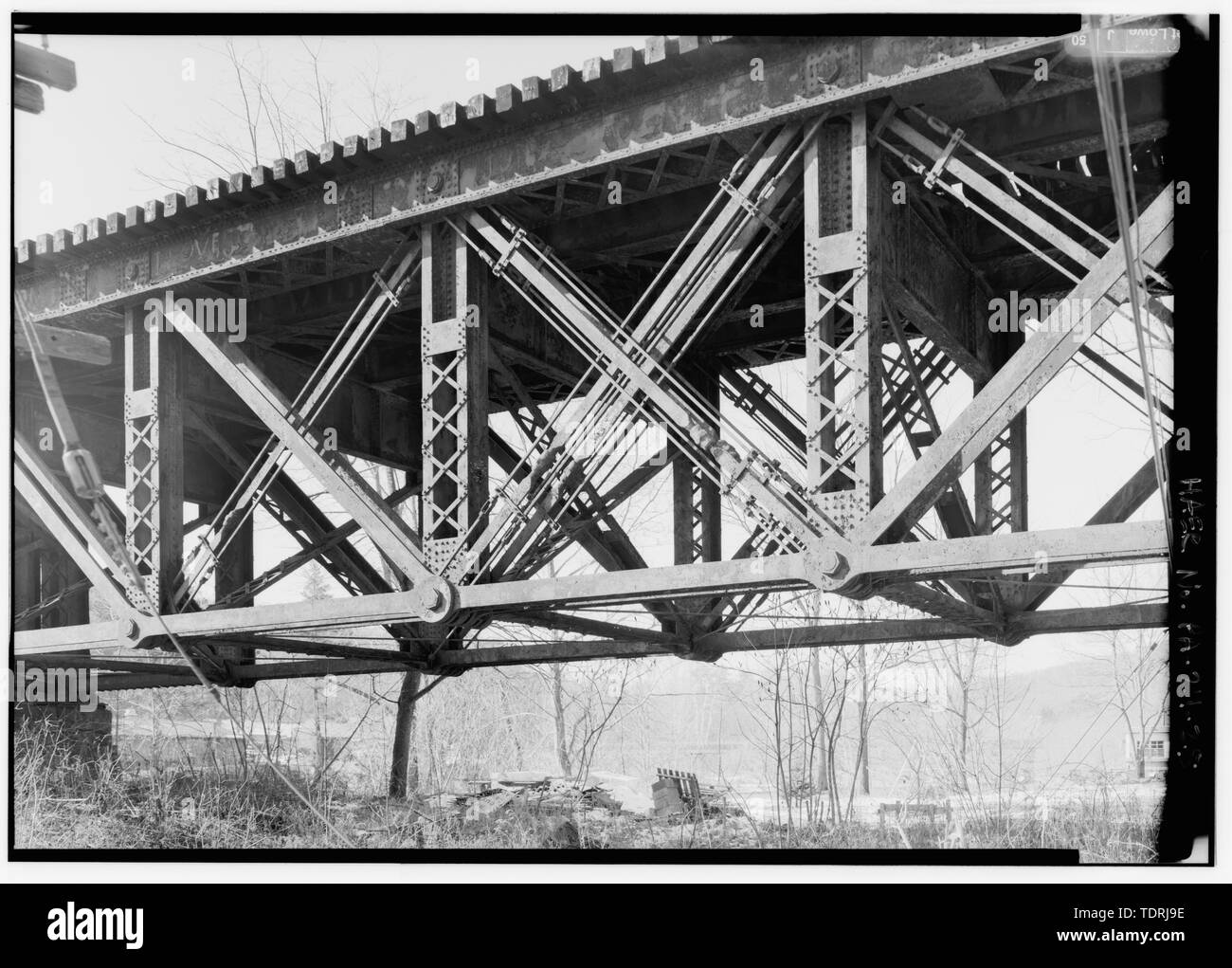 Photographe, inconnu, 1933. Vue vers l'Est ; APPAREIL PHOTO SUR LE PONT DE SIGNAL, VAL. STA. 5848. - Erie Railway, Division du Delaware, pont enjambant la rivière Lackawaxen, 110,54, à l'Est de la State Route 590, Lackawaxen, comté de Pike, PA Banque D'Images