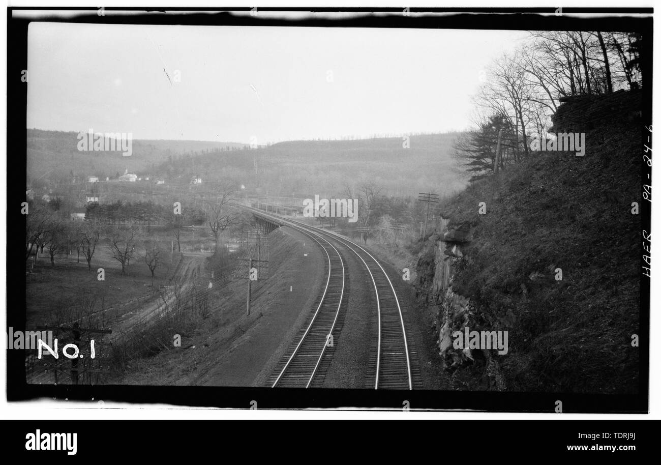 Photographe, inconnu, 1933. Vue vers l'Est ; APPAREIL PHOTO SUR LE PONT DE SIGNAL, VAL. STA. 5848. - Erie Railway, Division du Delaware, pont enjambant la rivière Lackawaxen, 110,54, à l'Est de la State Route 590, Lackawaxen, comté de Pike, PA Banque D'Images