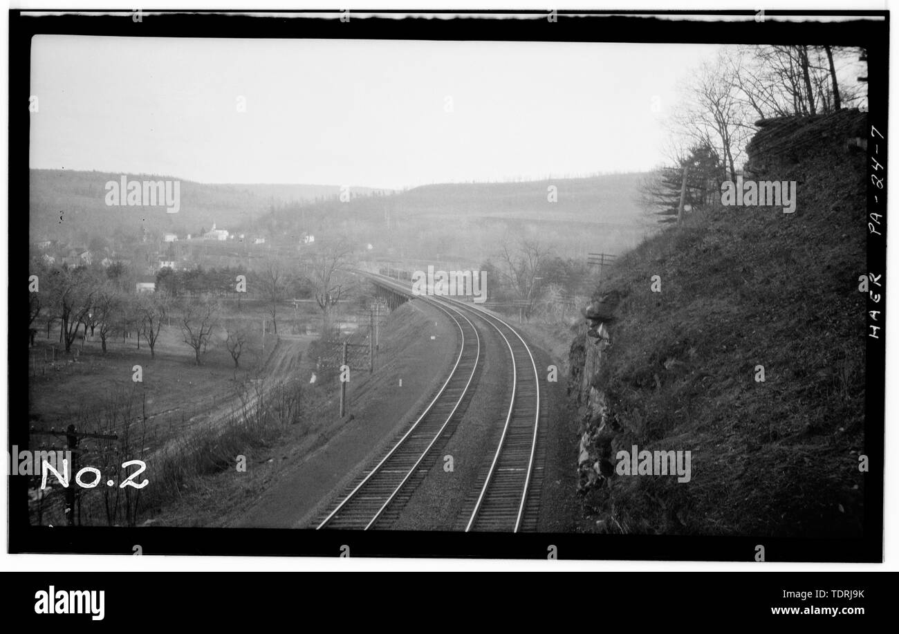 Photographe, inconnu, 1933. Vue vers l'Est ; APPAREIL PHOTO SUR LE PONT DE SIGNAL, VAL. STA. 5848. - Erie Railway, Division du Delaware, pont enjambant la rivière Lackawaxen, 110,54, à l'Est de la State Route 590, Lackawaxen, comté de Pike, PA Banque D'Images