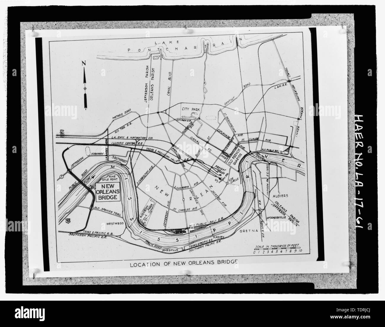 Photocopie de 3 et-189;et 5x-148 ; ET-148 ; Diapositive sur verre no. 11 de la carte. Situé dans les maisons en bois et fort -23 à la case 84 du 94 au National Museum of American History de la Smithsonian Institution, Centre d'archives, des travaux et de l'industrie Division, Washington, D.C. photographe Original, Milton R. Homes, Philadelphie, Pennsylvanie. ; DÉBUT DE LA CARTE et l'EMPLACEMENT DES NOUVELLES;-147 ORLEANS BRIDGEand-148 ; et les divers chemins de fer desservant la grande région de La Nouvelle-Orléans. - Huey P. long pont, enjambant la rivière Mississipi environ à mi-chemin entre neuf et douze milles en amont de points et à l'ouest de New Orlea Banque D'Images