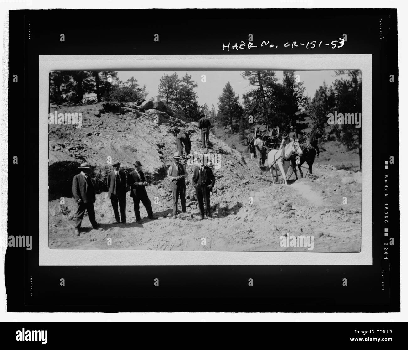 Photocopie de TID photographie (à partir de l'estampe originale dans les dossiers de TID, Tumalo, Oregon). Photographe inconnu, ca. 1913-1914 (projet Tumalo la construction du canal avec les chevaux, Fresno, racloirs et observateurs) - Tumalo Irrigation District, Tumalo Project, à l'ouest de la rivière Deschutes, Tumalo, Deschutes Comté, ou Banque D'Images