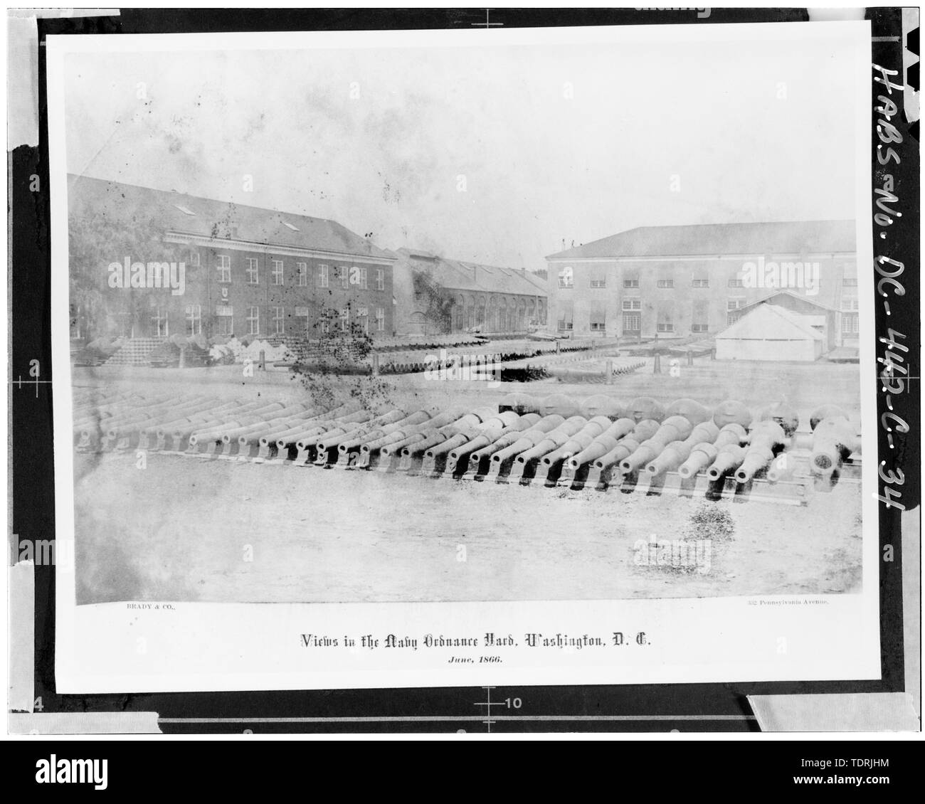 Copie photographique d'un Juin 1866 Photo de la Navy Yard prises par Brady et Cie (de la Navy Yard Centre Historique). Voir en regardant vers le sud. L'AILE NORD DU BÂTIMENT 36 EST SITUÉ SUR LE CÔTÉ DROIT DE L'ARRIÈRE-PLAN. Cette élévation n'est plus exposé. - Navy Yard, explosés, Intersection des rues et Paulding Kennon, Washington, District of Columbia, DC Banque D'Images