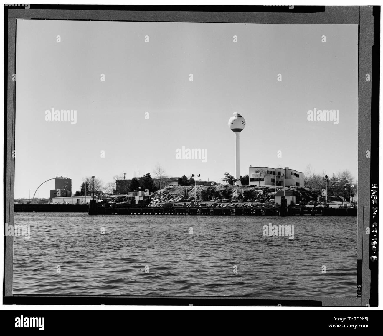 Photocopie de photographie couleur de NUWC dans la rivière Thames, 1988, vue sud-est. Négatif couleur original no. N0211-SP-88(L)-02389.4 sur le fichier photo lab à NUWC, Newport, R.I. Copyright-free. - Naval Undersea Warfare Center, côté est de Smith et de l'est entre les rues de la Colombie-Britannique et l'anses, New London, New London Comté, TC Banque D'Images