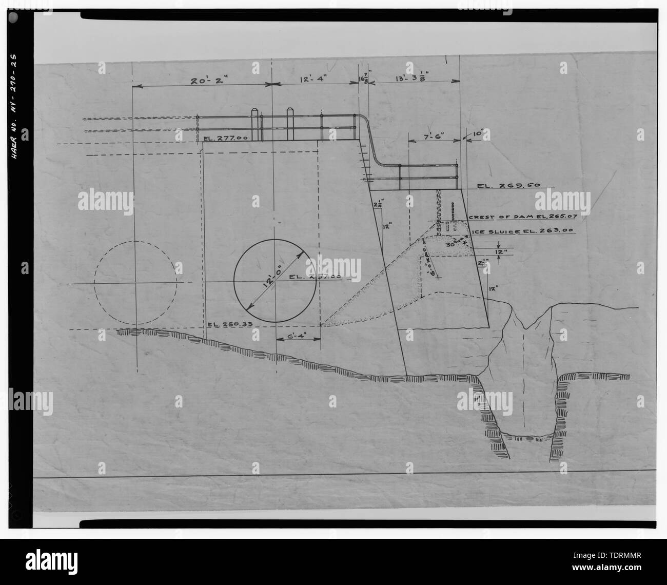 Copie photographique du dessin Encre sur lin (aux archives publiques de la Niagara Mohawk Power Corporation, 300 Eric Boulevard West, Syracuse, New York 13202), Strand, rapporteur pour avis, le 3 juillet 1913. 1-260 fiche, Finch, Pruyn et société et International Paper Company. Détail de mur de barrage en béton et vanne principale. Détail montrant le profil de l'extrémité nord du mur de vanne principale. - Glens Falls Dam, 100' à 450' à l'ouest de U.S. Route 9 pont enjambant la rivière Hudson, Glens Falls, Warren County, NY Banque D'Images