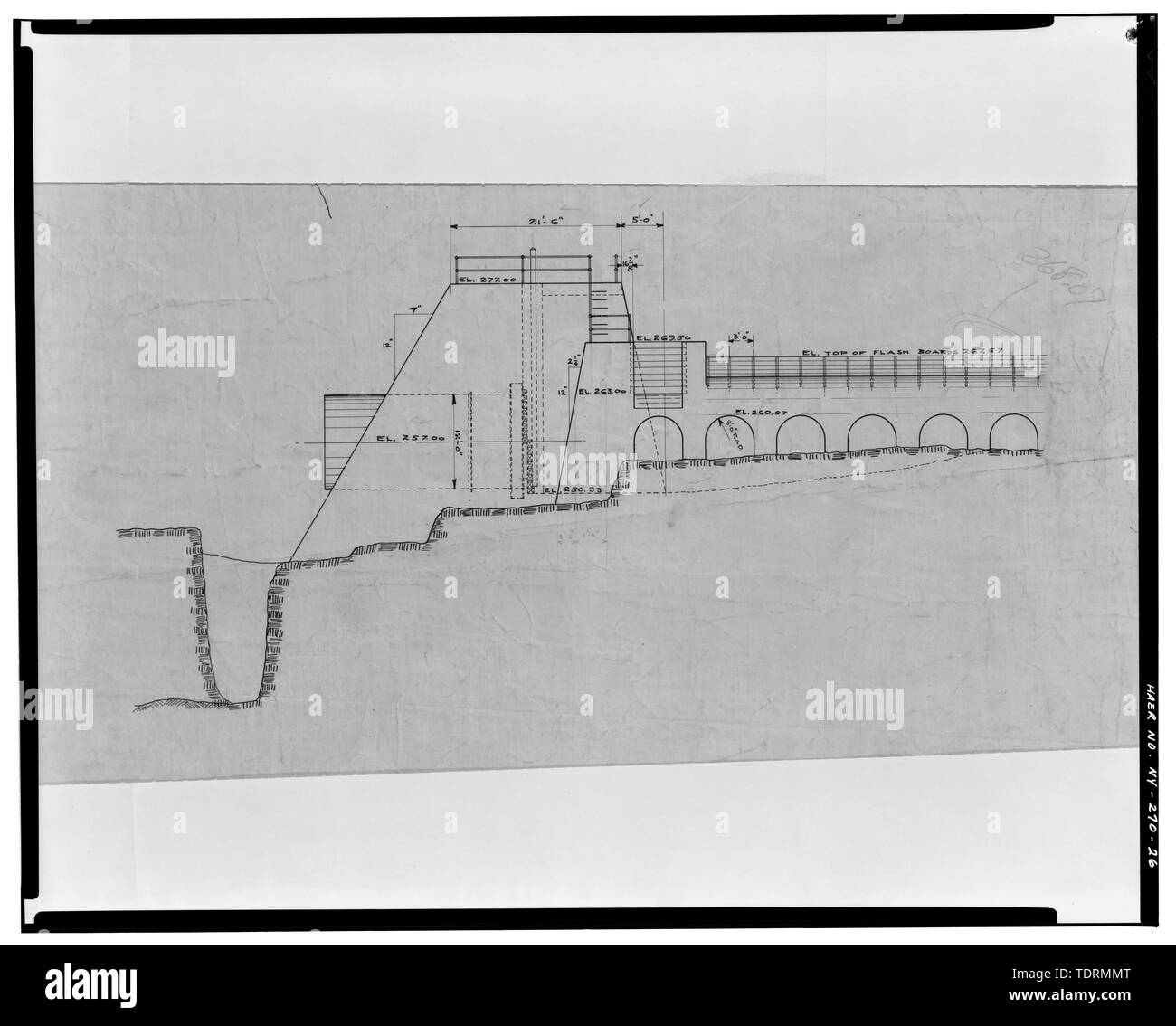 Copie photographique du dessin Encre sur lin (aux archives publiques de la Niagara Mohawk Power Corporation, 300 Eric Boulevard West, Syracuse, New York 13202), Strand, rapporteur pour avis, le 3 juillet 1913. 1-260 fiche, Finch, Pruyn et société et International Paper Company. Détail de mur de barrage en béton et vanne principale. Détail montrant le profil de la fin de la vanne principale mur et l'extrémité sud de l'Glens Falls Dam. - Glens Falls Dam, 100' à 450' à l'ouest de U.S. Route 9 pont enjambant la rivière Hudson, Glens Falls, Warren County, NY Banque D'Images
