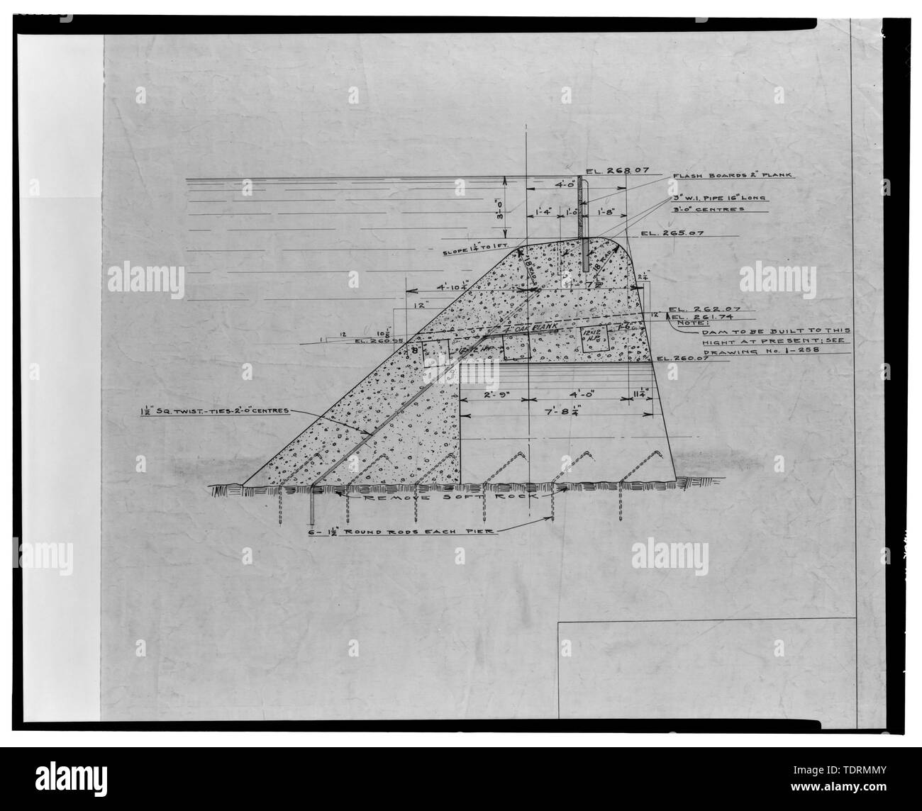 Copie photographique du dessin Encre sur lin (aux archives publiques de la Niagara Mohawk Power Corporation, 300 Eric Boulevard West, Syracuse, New York 13202), Strand, rapporteur pour avis, le 3 juillet 1913. 1-260 fiche, Finch, Pruyn et société et International Paper Company. Détail de mur de barrage en béton et vanne principale. Détail montrant transversale typique à travers le barrage. - Glens Falls Dam, 100' à 450' à l'ouest de U.S. Route 9 pont enjambant la rivière Hudson, Glens Falls, Warren County, NY Banque D'Images