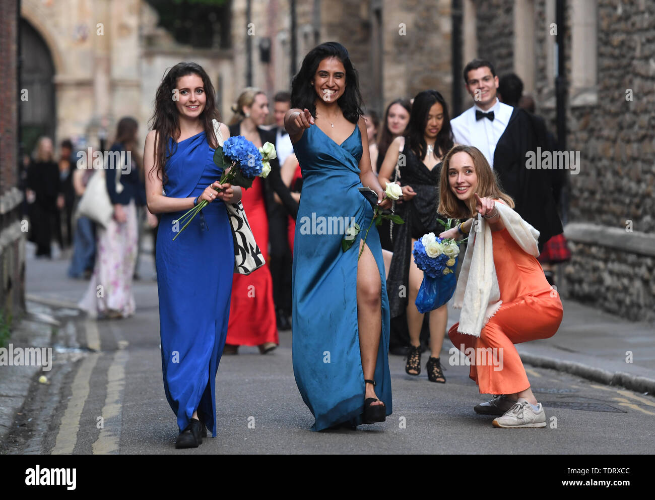 Les étudiants de l'Université de Cambridge font leur chemin le long de la Trinity Lane après avoir célébré la fin de l'année universitaire, dans un ballon peut à Trinity College. Banque D'Images