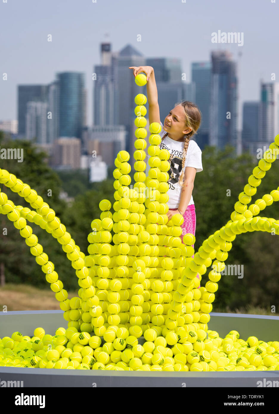Lola Boorman, 7, avec une sculpture composée de 2 631 balles de