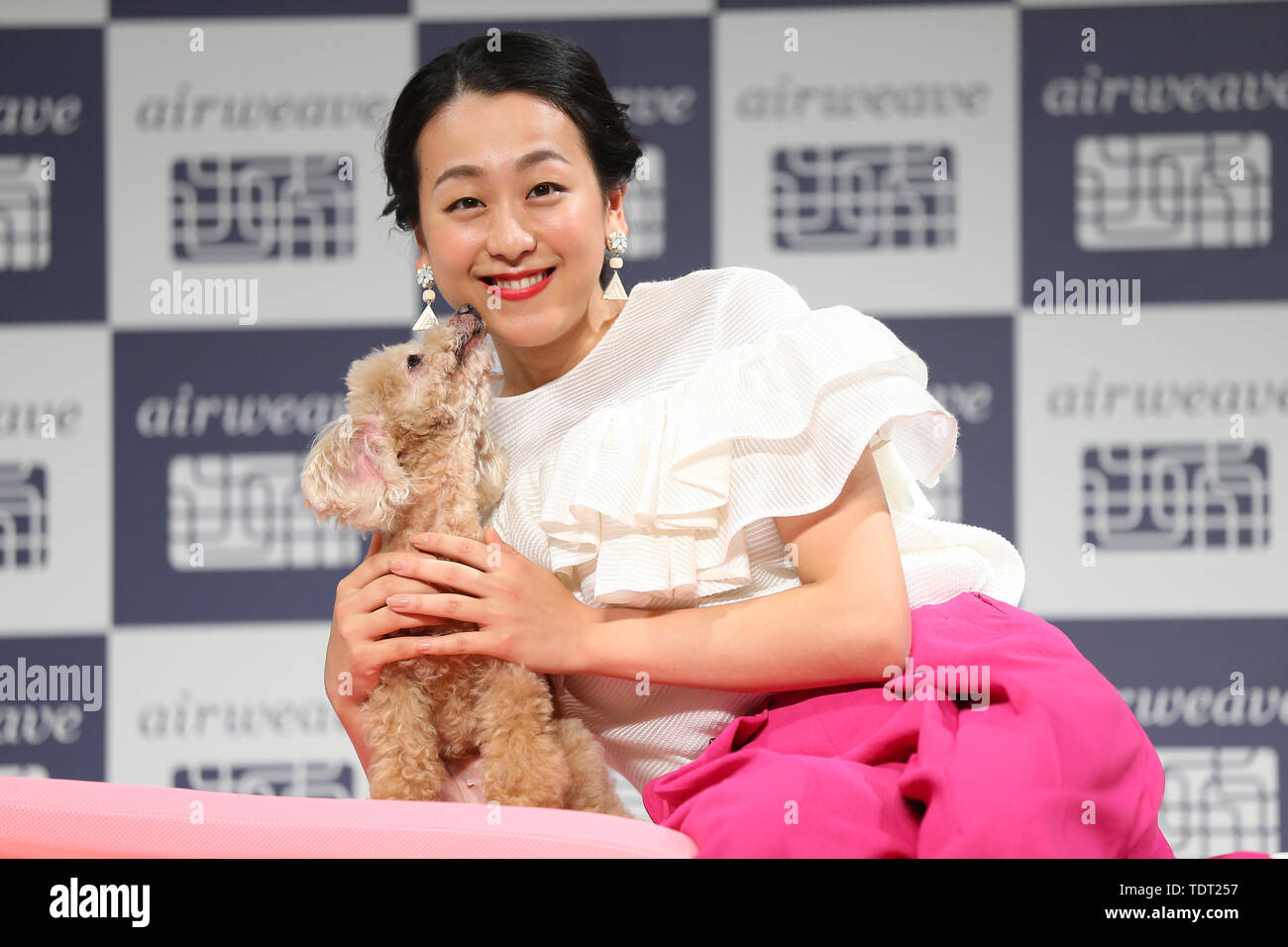 La patineuse artistique professionnel du Japon Mao Asada, assiste à un événement promotionnel pour matelas japonais bouilloire Airweave avec son chien Aero à Tokyo, Japon le 18 juin 2019. Credit : Pasya/AFLO/Alamy Live News Banque D'Images