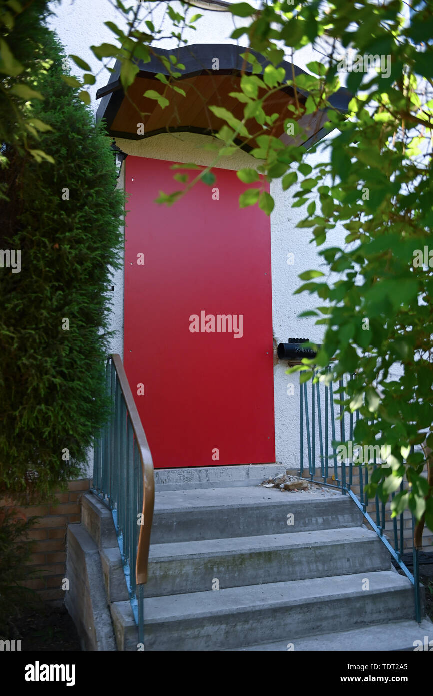 Kassel, Allemagne. 18 Juin, 2019. Vue de l'entrée de l'immeuble résidentiel de Stephan E., suspect dans le meurtre de la district de Kassel le président Walter Lübcke. Le Bureau du Procureur fédéral classe le meurtre comme un assassinat politique, et suppose un contexte d'extrême droite. Credit : Uwe Zucchi/dpa/Alamy Live News Banque D'Images