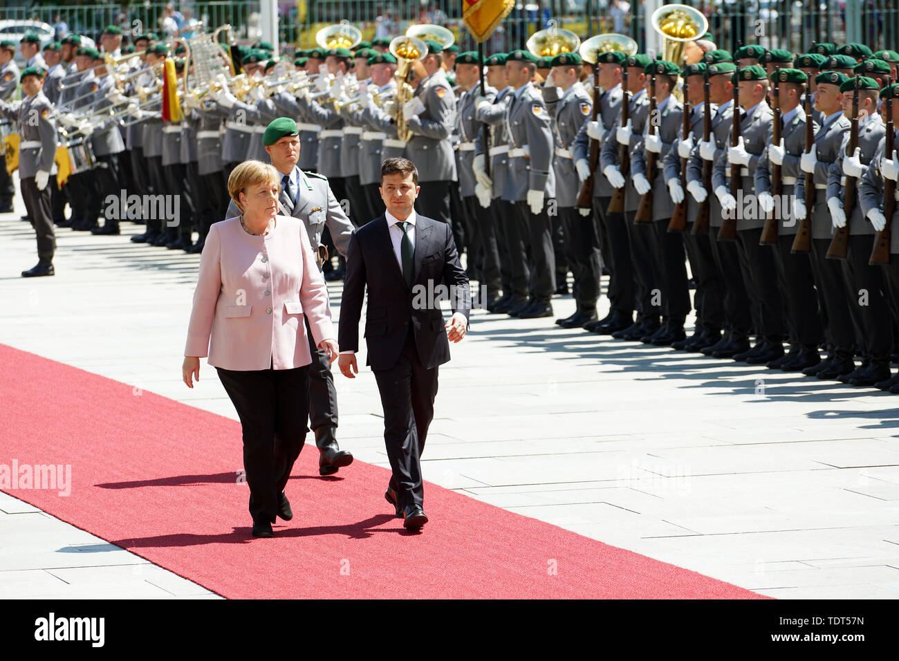 Berlin, Allemagne. 18 Juin, 2019. La chancelière allemande Angela Merkel (L) et la visite du Président ukrainien Volodymyr Zelensky inspecter une garde d'honneur de Berlin, Allemagne, le 18 juin 2019. Credit : Wang Qing/Xinhua/Alamy Live News Banque D'Images