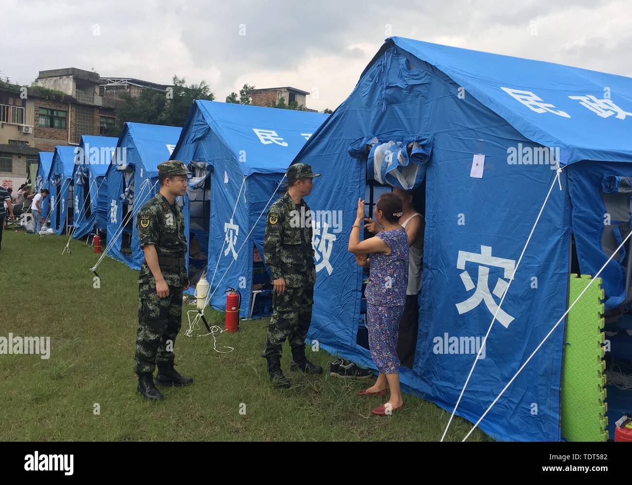 Yibin, province chinoise du Sichuan. 18 Juin, 2019. Le personnel médical de la force de police armée visiter les personnes à un abri temporaire en ville Shuanghe High School à Changning County de Yibin City, dans le sud-ouest de la province chinoise du Sichuan, le 18 juin 2019. Treize personnes sont mortes et 199 ont été blessés après un séisme de magnitude 6,0 a frappé le sud-ouest de la province chinoise du Sichuan à 10:55 h le lundi, le ministère de la gestion des urgences a déclaré mardi. Crédit : Li Huashi/Xinhua/Alamy Live News Banque D'Images
