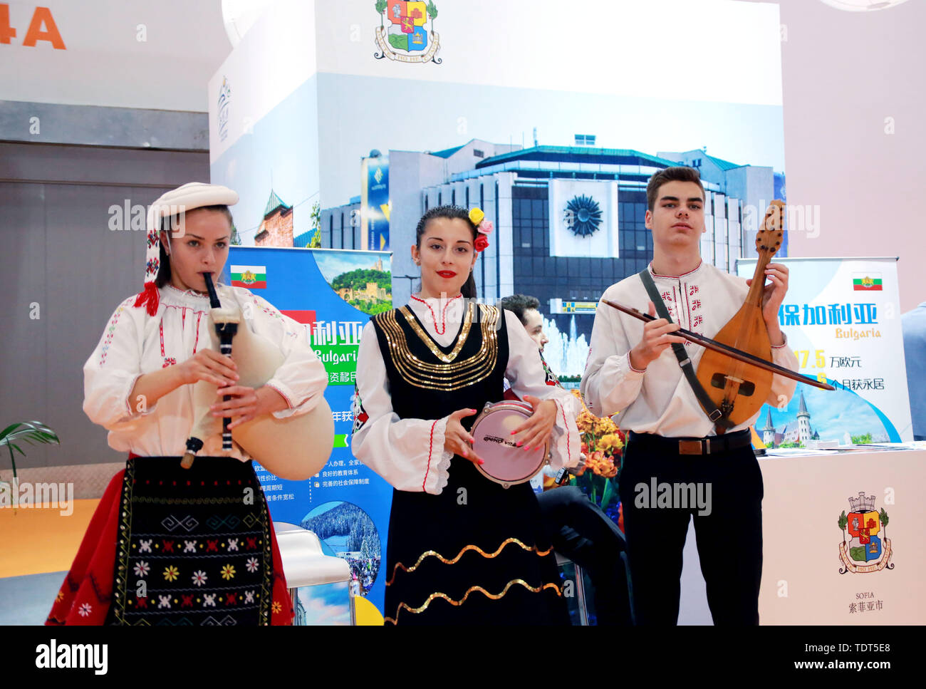 Beijing, Chine. 18 Juin, 2019. Des artistes de la Bulgarie effectuer à Beijing International Tourism Expo 2019 au Centre de Congrès National de Chine à Beijing, capitale de Chine, le 18 juin 2019. Les trois jours de l'expo le coup d'ici mardi. Credit : Xu Pan/Xinhua/Alamy Live News Banque D'Images