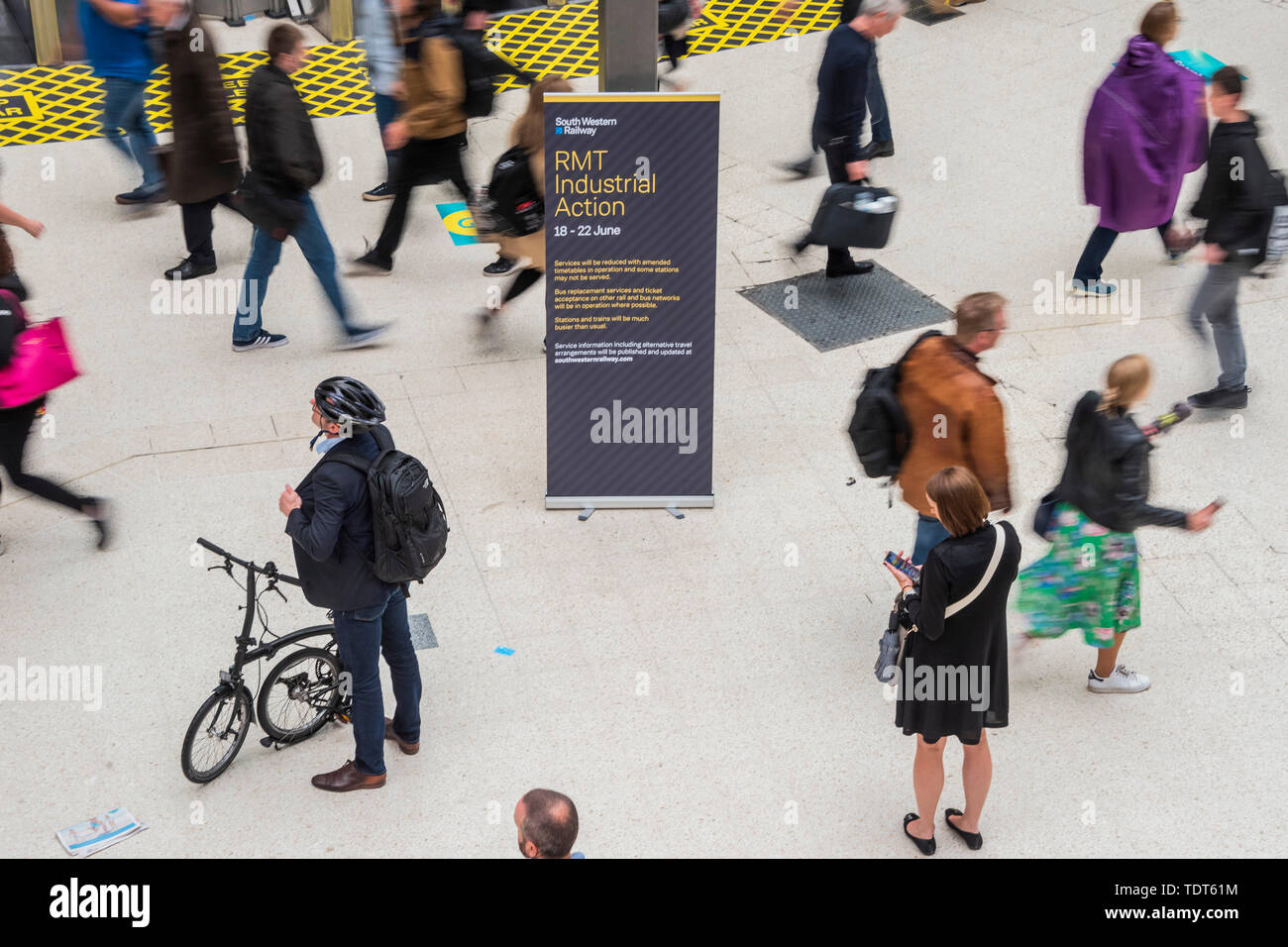 Londres, Royaume-Uni. 18 Juin, 2019. La foule s'accumuler en raison d'une réduction du service à cause de la grève déclenchée par le personnel de l'équipe SW sur les trains, mais ne sont pas aussi lourd que prévu. Passagers attendent des nouvelles de leurs trains sur le hall de la gare de Waterloo, Londres. Crédit : Guy Bell/Alamy Live News Banque D'Images