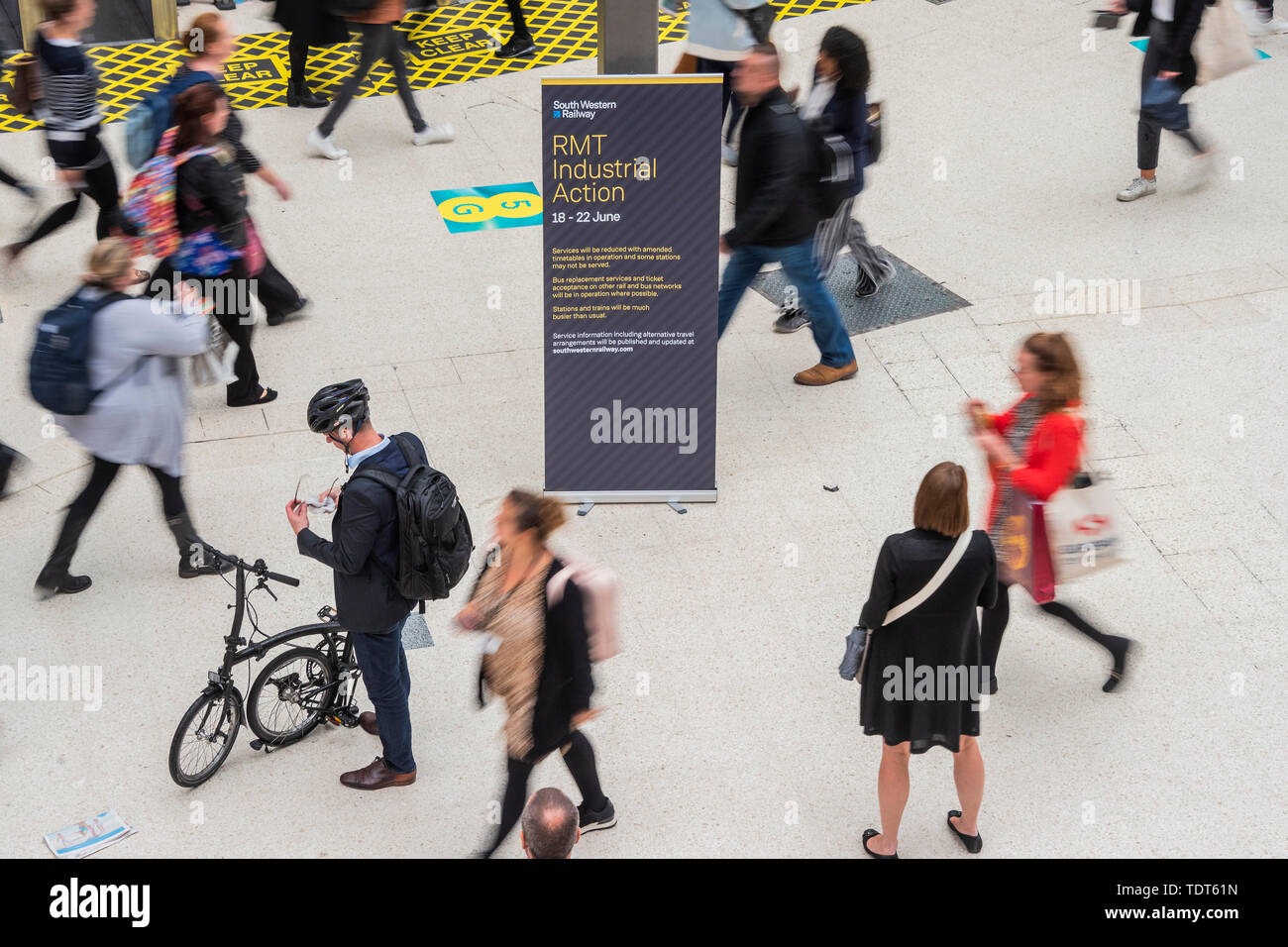 Londres, Royaume-Uni. 18 Juin, 2019. La foule s'accumuler en raison d'une réduction du service à cause de la grève déclenchée par le personnel de l'équipe SW sur les trains, mais ne sont pas aussi lourd que prévu. Passagers attendent des nouvelles de leurs trains sur le hall de la gare de Waterloo, Londres. Crédit : Guy Bell/Alamy Live News Banque D'Images