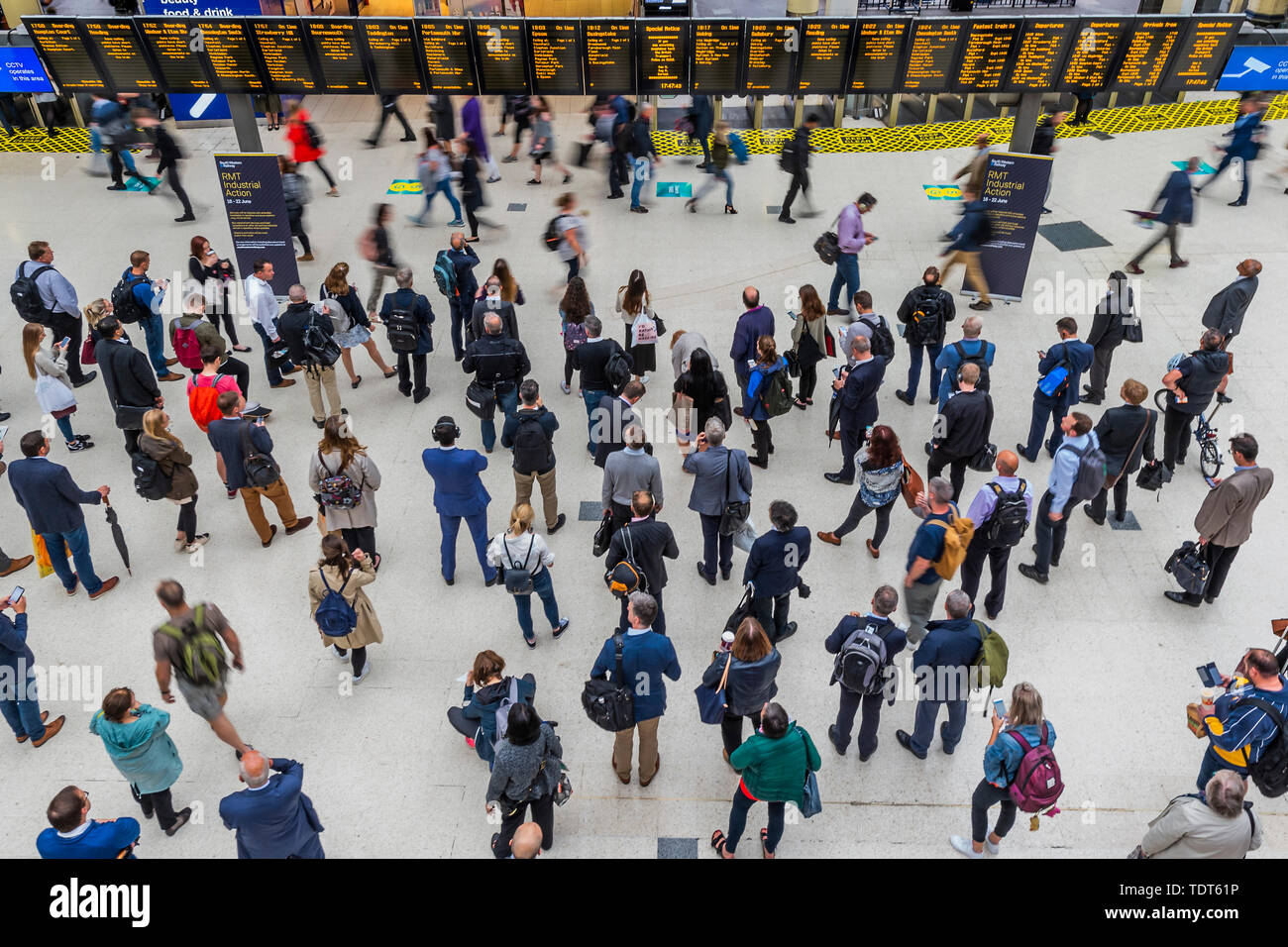 Londres, Royaume-Uni. 18 Juin, 2019. La foule s'accumuler en raison d'une réduction du service à cause de la grève déclenchée par le personnel de l'équipe SW sur les trains, mais ne sont pas aussi lourd que prévu. Passagers attendent des nouvelles de leurs trains sur le hall de la gare de Waterloo, Londres. Crédit : Guy Bell/Alamy Live News Banque D'Images