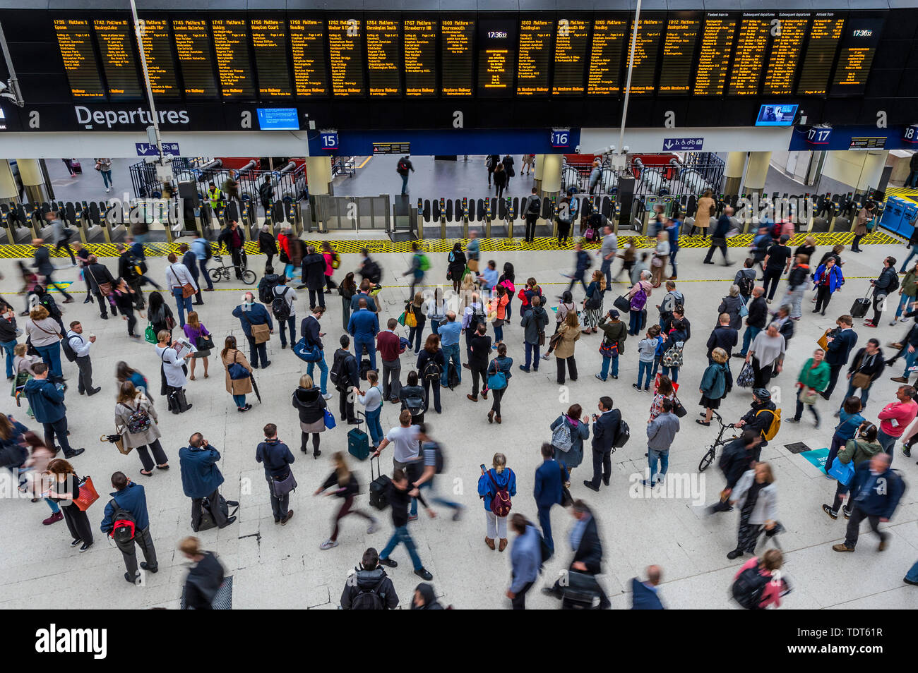 Londres, Royaume-Uni. 18 Juin, 2019. La foule s'accumuler en raison d'une réduction du service à cause de la grève déclenchée par le personnel de l'équipe SW sur les trains, mais ne sont pas aussi lourd que prévu. Passagers attendent des nouvelles de leurs trains sur le hall de la gare de Waterloo, Londres. Crédit : Guy Bell/Alamy Live News Banque D'Images