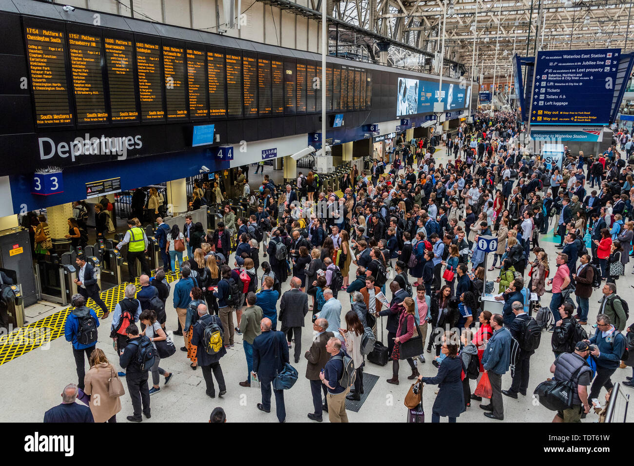 Londres, Royaume-Uni. 18 Juin, 2019. La foule s'accumuler en raison d'une réduction du service à cause de la grève déclenchée par le personnel de l'équipe de SW de trains, et sont plus lourd avec la fin de la banlieue de la gare. Passagers attendent des nouvelles de leurs trains sur le hall de la gare de Waterloo, Londres. Crédit : Guy Bell/Alamy Live News Banque D'Images