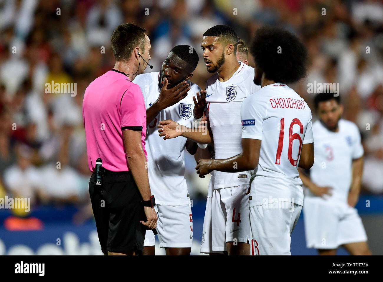 Cesena, Italie. 18 Juin, 2019. Les joueurs de l'Angleterre avec la protestation refere au cours de l'UEFA EURO 2019 U-21 Championship match entre l'Angleterre U-21 et U-21 à la France Stade Manuzzi Orogel 'Dino', Cesena, Italie le 18 juin 2019. Photo par Giuseppe maffia. Credit : UK Sports Photos Ltd/Alamy Live News Banque D'Images