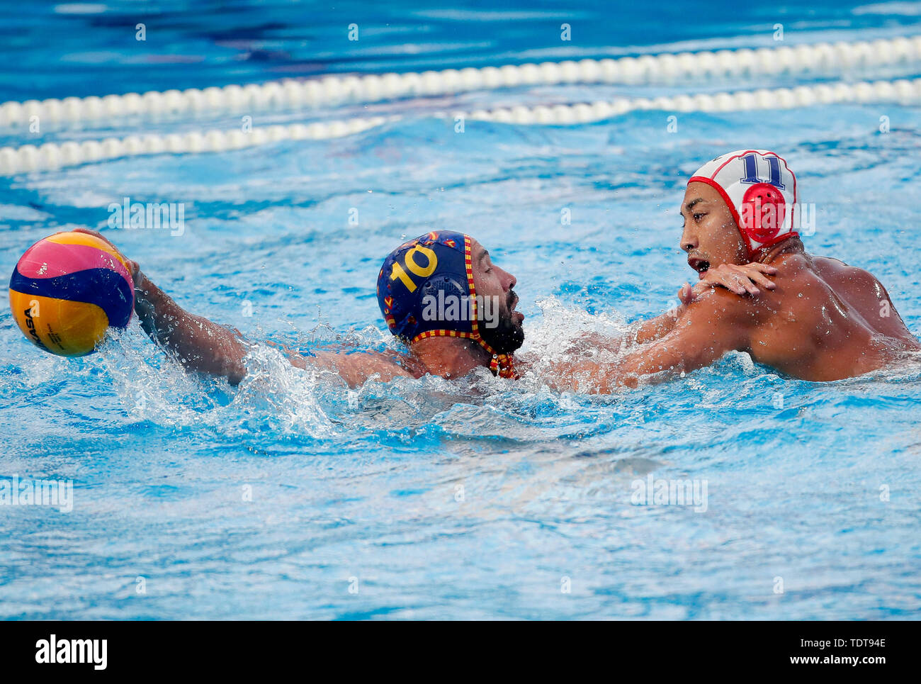 Belgrade, Serbie. 18 Juin, 2019. L'Espagne Felipe Rocha Perrone (L) le dispute à l'Okawa Keigo au cours de water-polo de la FINA superfinals phase groupe match entre le Japon et l'Espagne à Belgrade, en Serbie, le 18 juin 2019. Credit : Predrag Milosavljevic/Xinhua/Alamy Live News Banque D'Images