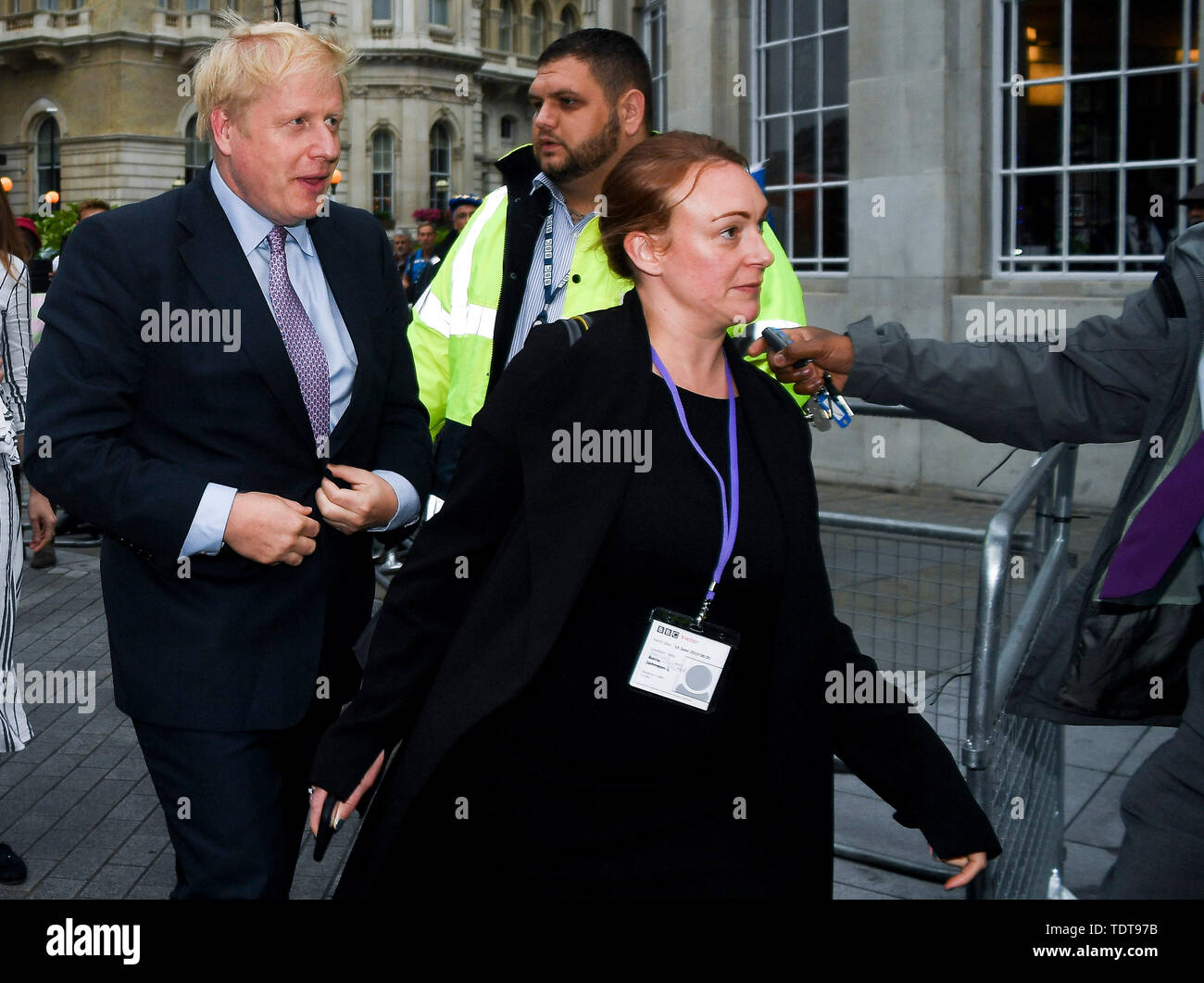 Londres, Grande-Bretagne. 18 Juin, 2019. Boris Johnson (1re L) arrive à la BBC pour prendre part à la direction du parti conservateur de la télévision de la BBC à Londres débat, la Grande-Bretagne, le 18 juin 2019. Boris Johnson est resté dans la course pour devenir le premier ministre mardi, mais l'une de ses six prétendants rivaux a été éliminée lorsque les résultats de la deuxième au scrutin secret ont été annoncés à Westminster. Credit : Alberto Pezzali/Xinhua/Alamy Live News Banque D'Images