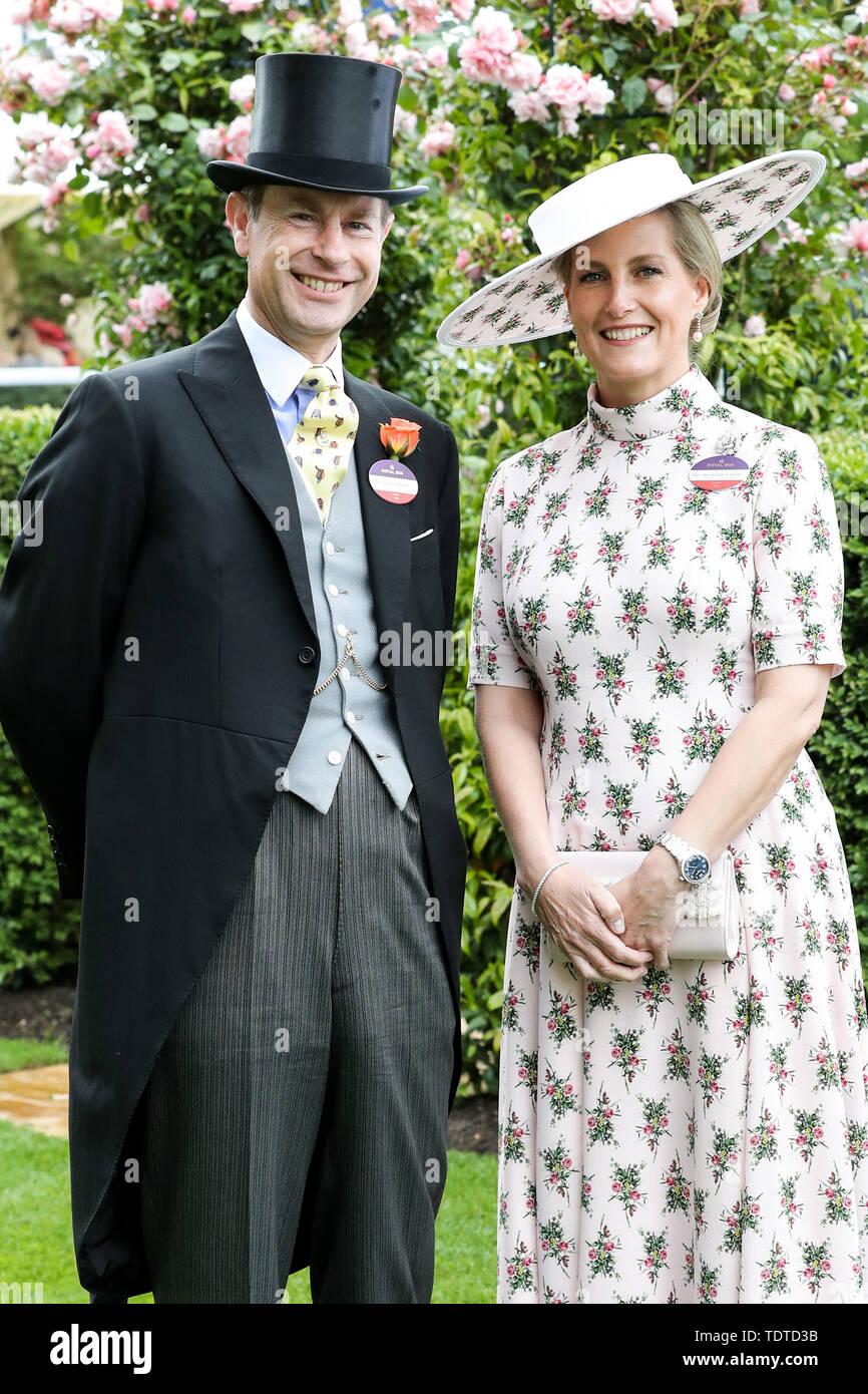 Le comte et la comtesse de Wessex au premier jour de Royal Ascot à Ascot Racecourse avant leur 20e anniversaire de mariage. Banque D'Images