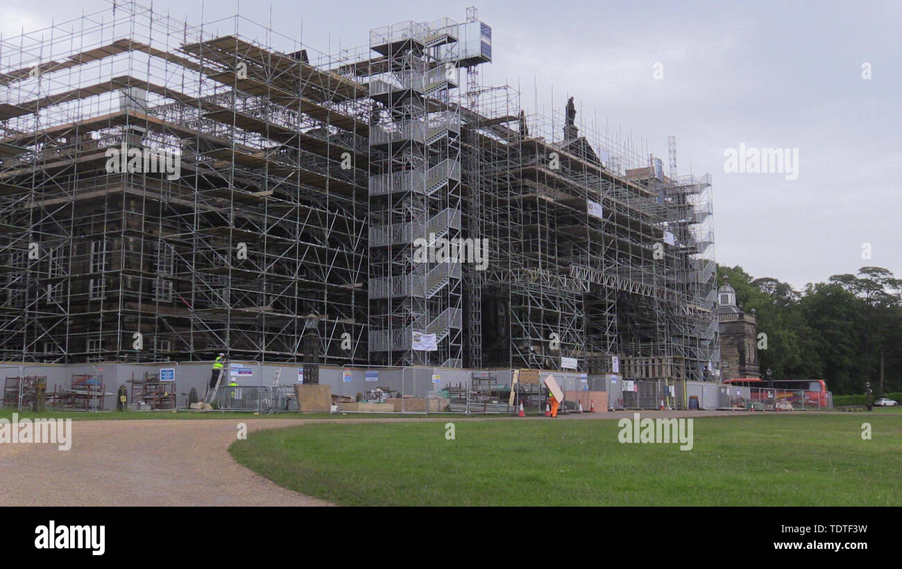 Le vaste manoir Wentworth Woodhouse dans Yorkshire du Sud est encastré dans l'échafaudage, les entrepreneurs spécialisés comme commencer la tâche de remplacer ses six-court de tennis grand toit principal. Banque D'Images