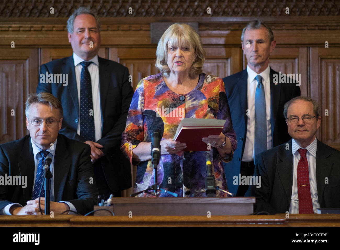 (De gauche à droite) Charles Walker, Bob Blackman, Dame Cheryl Gillan, Nigel Evans et Geoffrey Clifton-Brown annoncer les résultats de la cinquième tour à la direction du parti conservateur à la Chambre du Parlement à Westminster, Londres. Boris Johnson et Jeremy Hunt se bataille pour devenir le prochain premier ministre d'après Michael Gove a été éliminée dans le dernier tour de scrutin par les députés. Banque D'Images