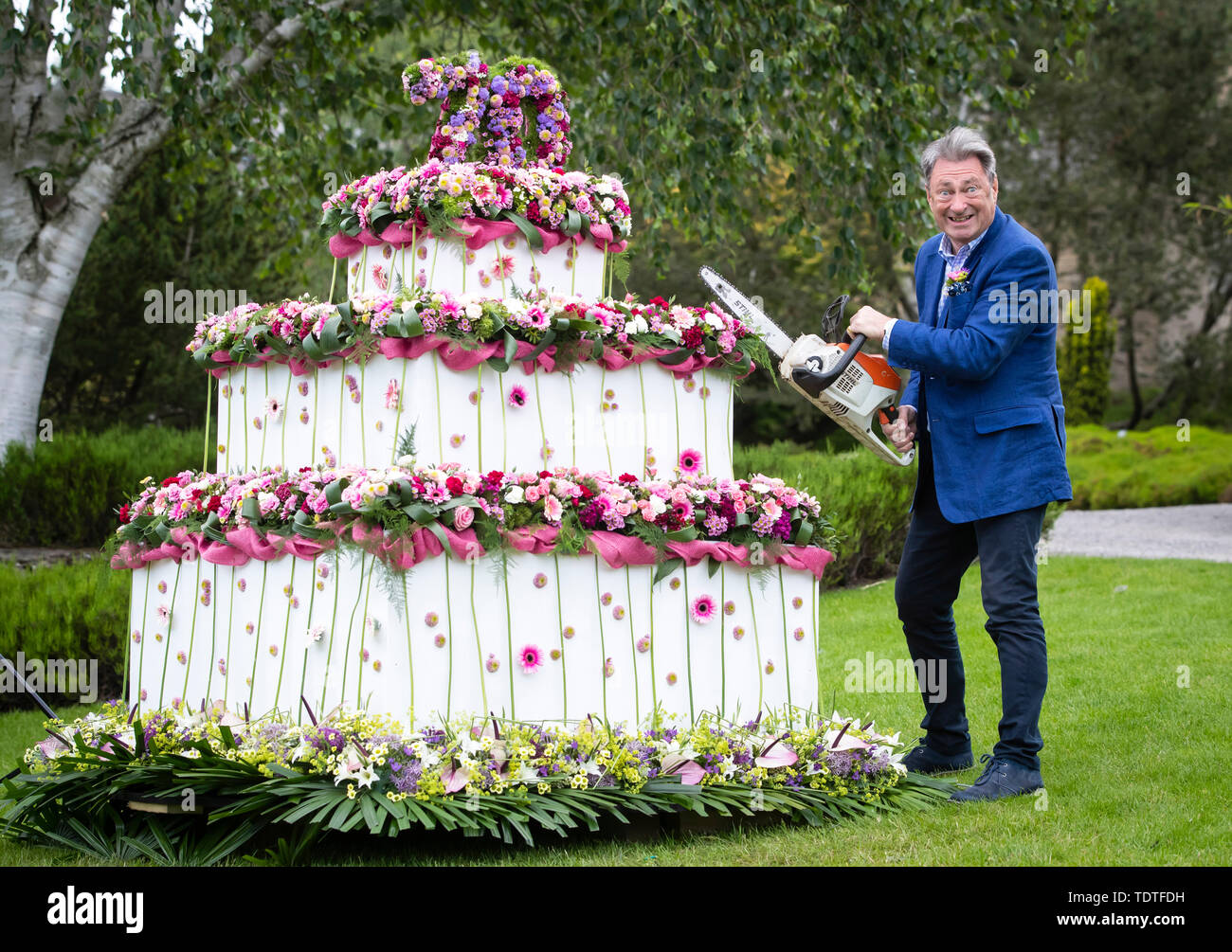 Alan Titchmarsh Jardinier Tv Pretend Reduire A Trois Niveaux Geant Gateau Floral Avec Une Tronconneuse Pour Marquer 70 Ans De La Rhs Garden Harlow Carr Au Cours De La Rhs Garden Harlow Alan Titchmarsh Jardinier Tv Pretend Reduire A Trois Niveaux Geant Gateau Floral Avec Une Tronconneuse Pour Marquer 70 Ans De La Rhs Garden Harlow Carr Au Cours De La Rhs Garden Harlow